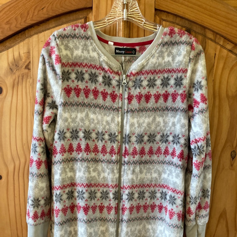 Women Merry Lane gray red snowflake tree print fleece one piece pajamas size M